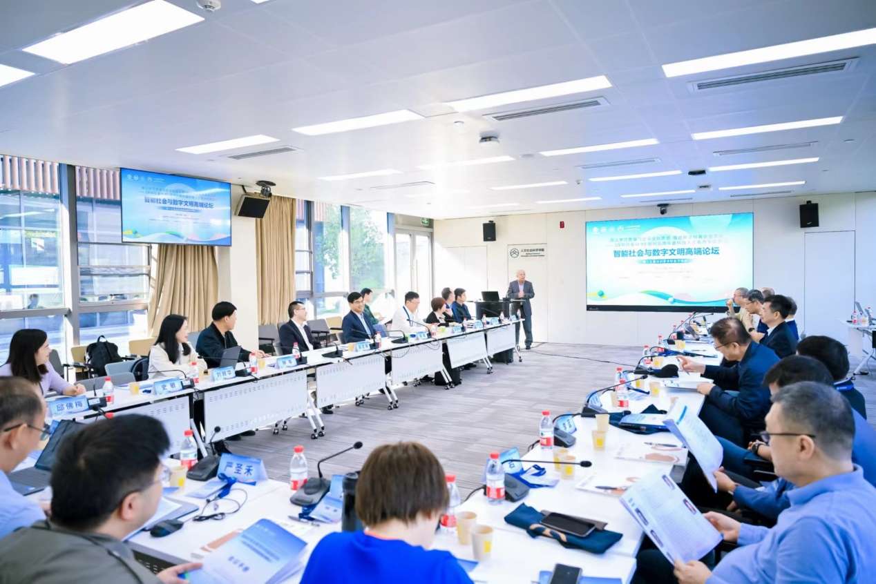 會(huì)議室里的人們 描述已自動(dòng)生成