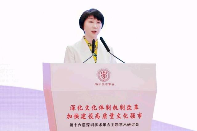 深圳市社科聯(lián)(社科院)黨組書(shū)記、主席(院長(zhǎng))吳定海,深圳報(bào)業(yè)集團(tuán)黨組書(shū)記、社長(zhǎng)丁時(shí)照為《深圳社科智庫(kù)專報(bào)》年度佳作作者頒獎(jiǎng)