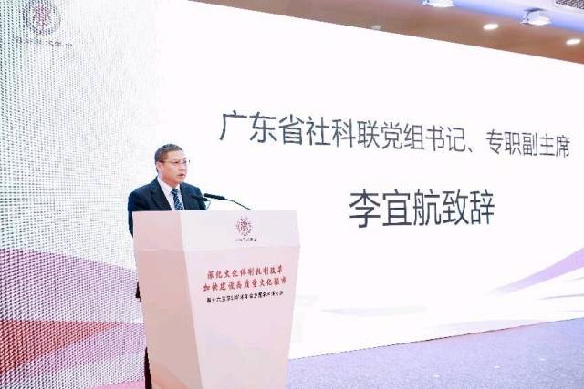 深圳市社科聯(lián)(社科院)黨組書(shū)記、主席(院長(zhǎng))吳定海,深圳報(bào)業(yè)集團(tuán)黨組書(shū)記、社長(zhǎng)丁時(shí)照為《深圳社科智庫(kù)專報(bào)》年度佳作作者頒獎(jiǎng)